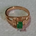 Anillo dorado con piedra verde rectangular de bisutería para mujer